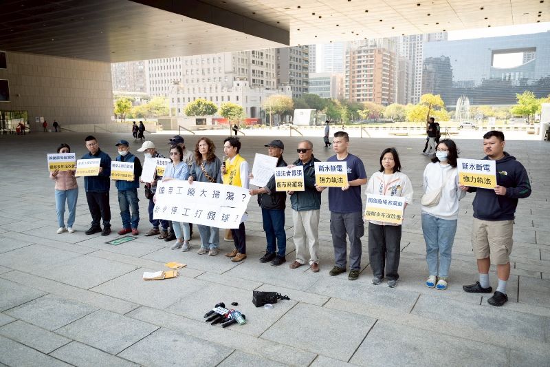 監督施政聯盟、時代力量台中黨部、小民參政歐巴桑聯盟中彰投黨部等單位代表，17日在台中市政府廣場前陳情，拿著「違法者囂張」、「盧市府縱容」等標語，指控位於台中的華利鋼鐵公司違法營運，遭勒令停工後仍違法經營，質疑市府涉包庇。（時代力量台中黨部提供）