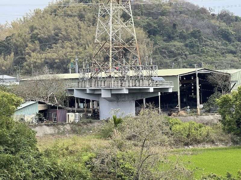 民團17日指控，位於霧峰區烏溪河岸旁的華利鋼鐵公司違法營運，遭勒令停工以來，仍違法營運3年多。（時代力量台中黨部提供）