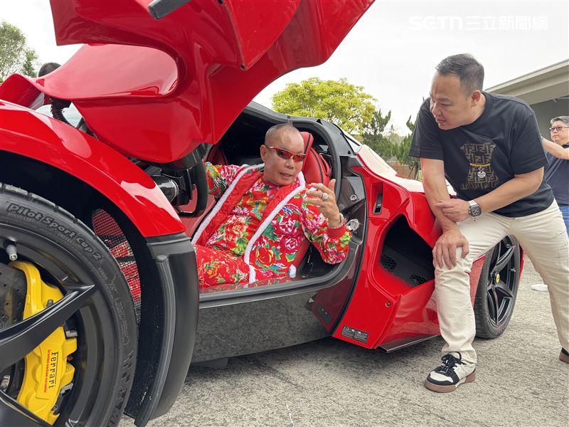 竹北吊車大王現場賞車並坐進馬王。（圖／鍾釗榛攝影）