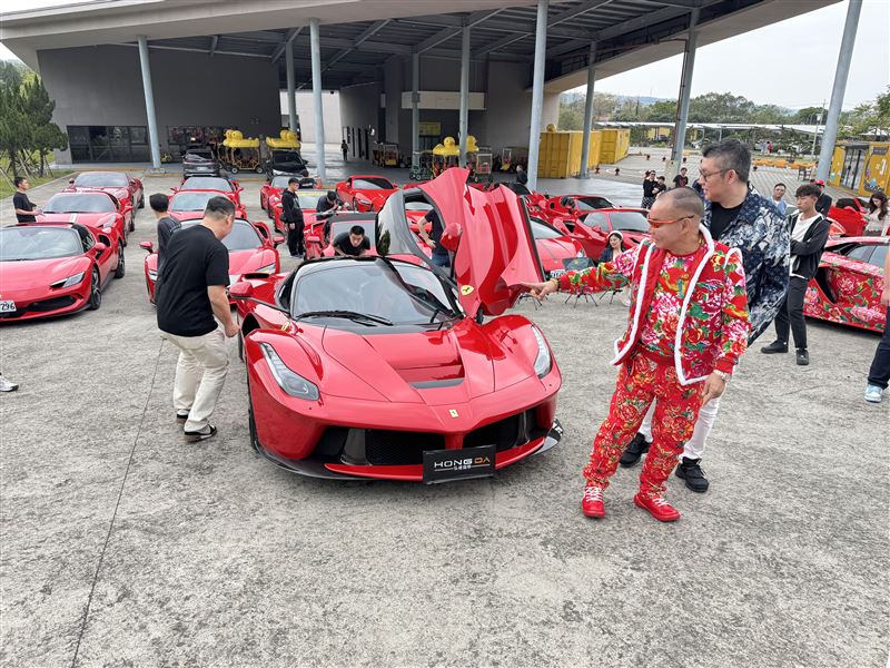 謝老闆將馬王運到超跑車聚現場。（圖／鍾釗榛攝影）