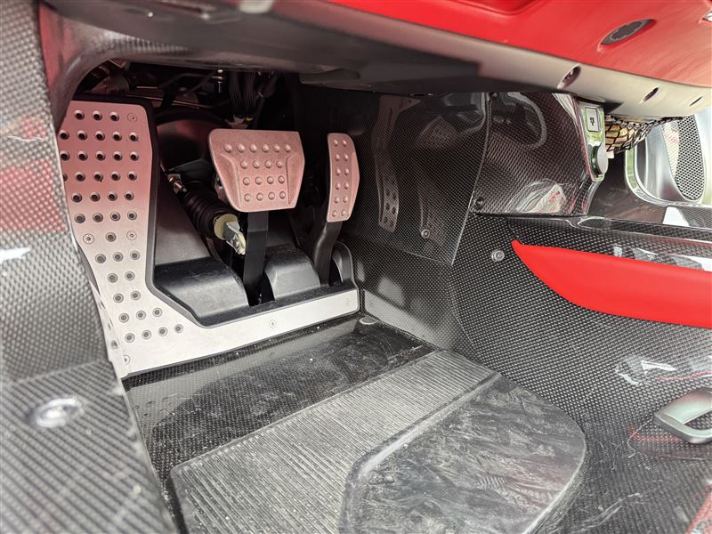 LaFerrari是透過踏板與方向盤的調整來適應駕駛者的體型。（圖／鍾釗榛攝影）