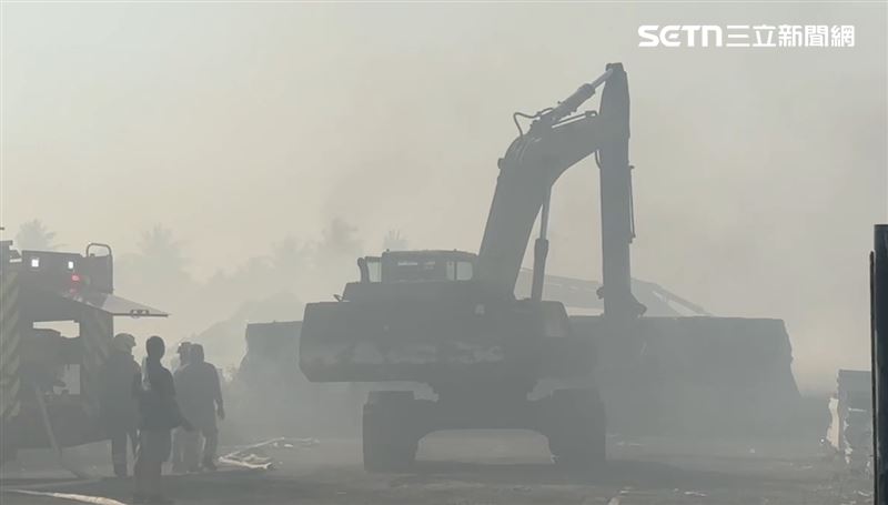 現場加派5台怪手開挖，利用沙土覆蓋燃燒物，以阻絕氧氣。（圖／翻攝畫面）