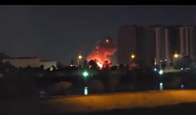 美國駐伊拉克大使館於17日凌晨，遭到了自戰爭以來最猛烈的攻擊，使館附近發生爆炸、冒出熊熊火光與濃煙。（圖／翻攝自X平台 @RpsAgainstTrump）