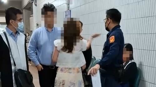 女子因恐嚇、傷害女律師遭提告，今日開庭時又在走廊上對律師公會理事長吳中和呼巴掌。（圖／民眾提供）