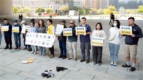 民團質疑中市府包庇違法工廠（1）監督施政聯盟、時代力量台中黨部、小民參政歐巴桑聯盟中彰投黨部等單位代表，17日在台中市政府廣場前陳情，拿著「違法者囂張」、「盧市府縱容」等標語，指控位於台中的華利鋼鐵公司違法營運，遭勒令停工後仍違法經營，質疑市府涉包庇。（時代力量台中黨部提供）中央社記者蘇木春傳真　115年3月17日