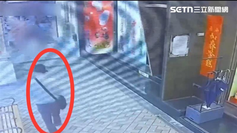 香港籍周男在搭乘捷運時竊取高女皮包，再複製信用卡資料給境外同夥盜刷。（圖／翻攝畫面）