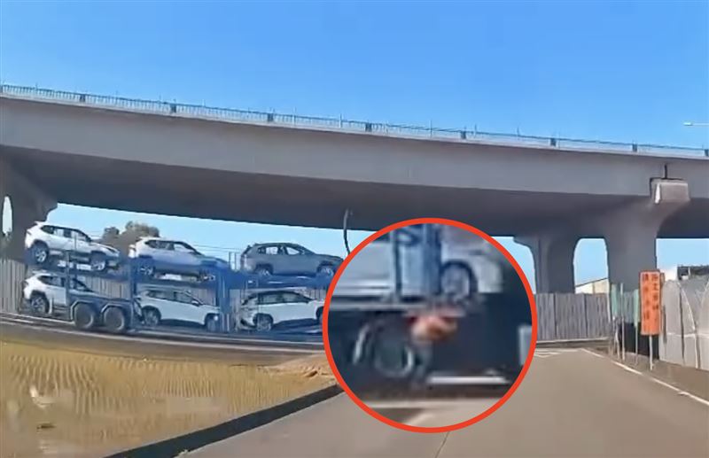 婦人遭撞擊後趴在路面，送醫後由家人帶回，但晚間離奇死亡。（圖／翻攝自Threads＠梗圖工程師）