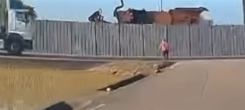 王姓婦人衝出巷口，遭拖板車撞擊。（圖／翻攝自Threads＠梗圖工程師）