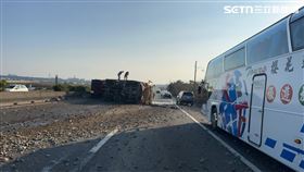 國道,國1,大貨車,翻車,砂石,車流,回堵（圖／翻攝畫面）