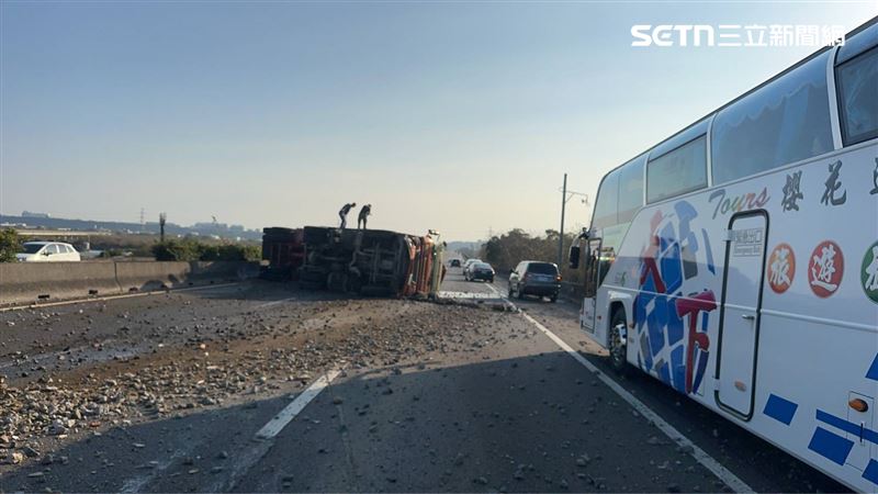 新／國1南下大貨車翻車！車流塞爆回堵2KM