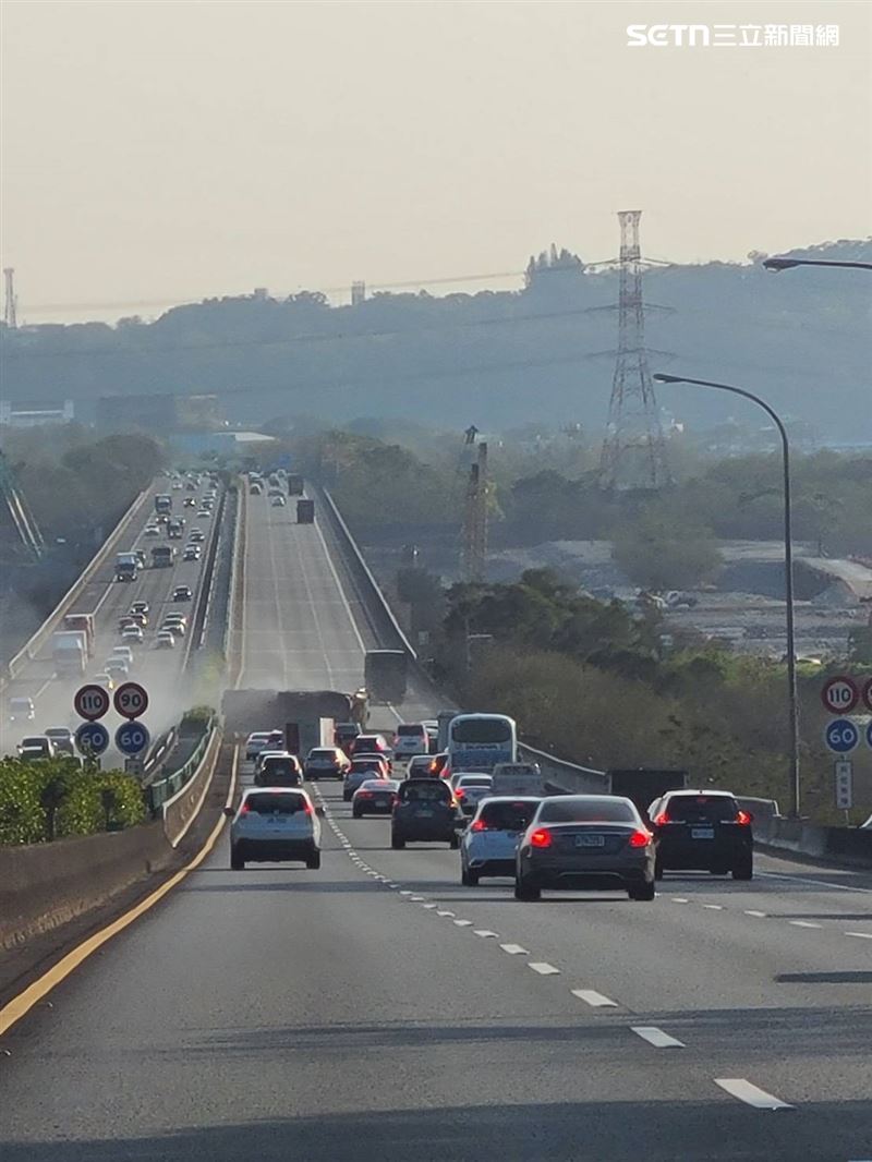 國1南下154.8公里發生大貨車翻車事故，事故車輛占據3車道，造成嚴重車流回堵。（圖／翻攝畫面）