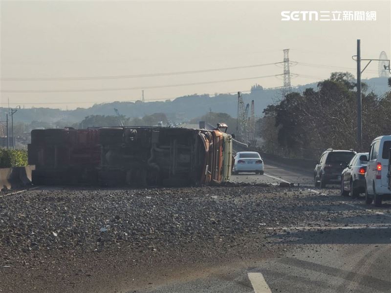 國1南下154.8公里發生大貨車翻車事故，事故車輛占據3車道，造成嚴重車流回堵。（圖／翻攝畫面）