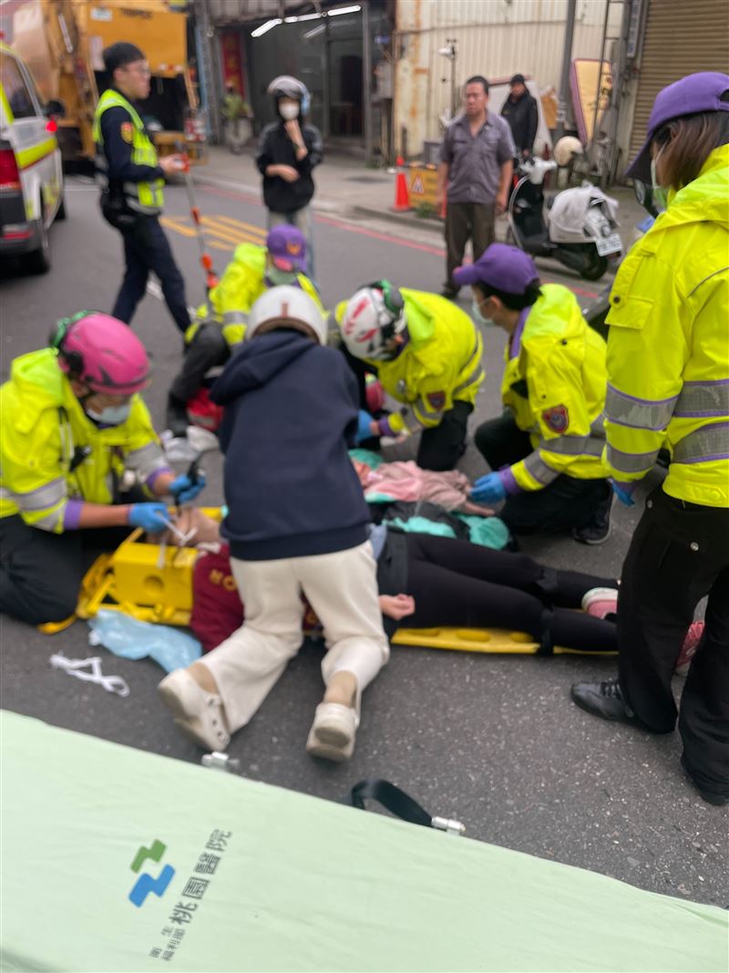 婦人與嬰兒當場沒有生命跡象。（圖／翻攝畫面）