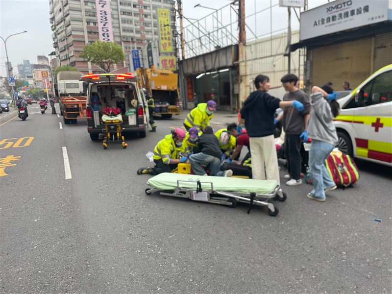 桃園市八德區中華路上發生聯結車與摩托車事故。（圖／翻攝畫面）