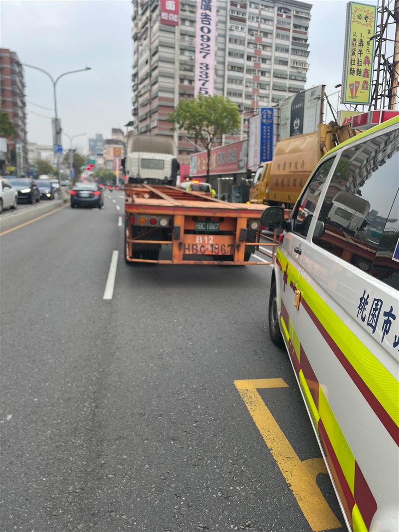 聯結車撞擊變換車道的李姓婦人母女。（圖／翻攝畫面）