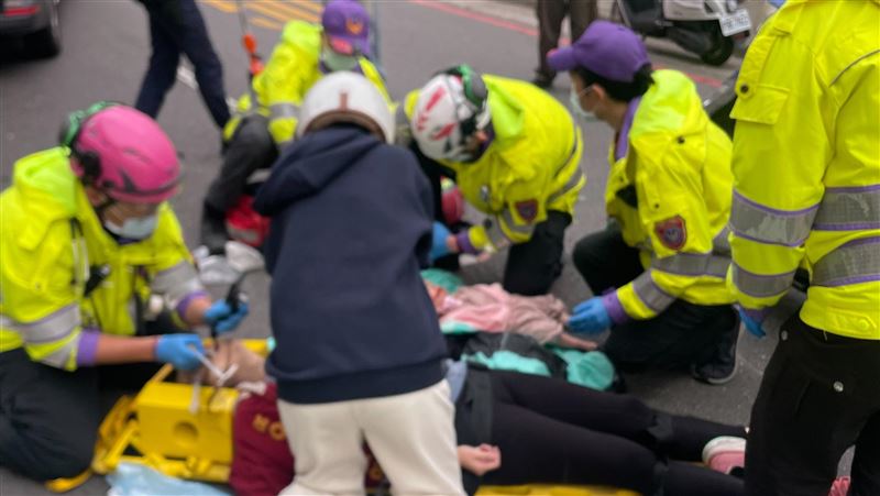 新/聯結車撞摩托車 「1婦1嬰」命危送醫