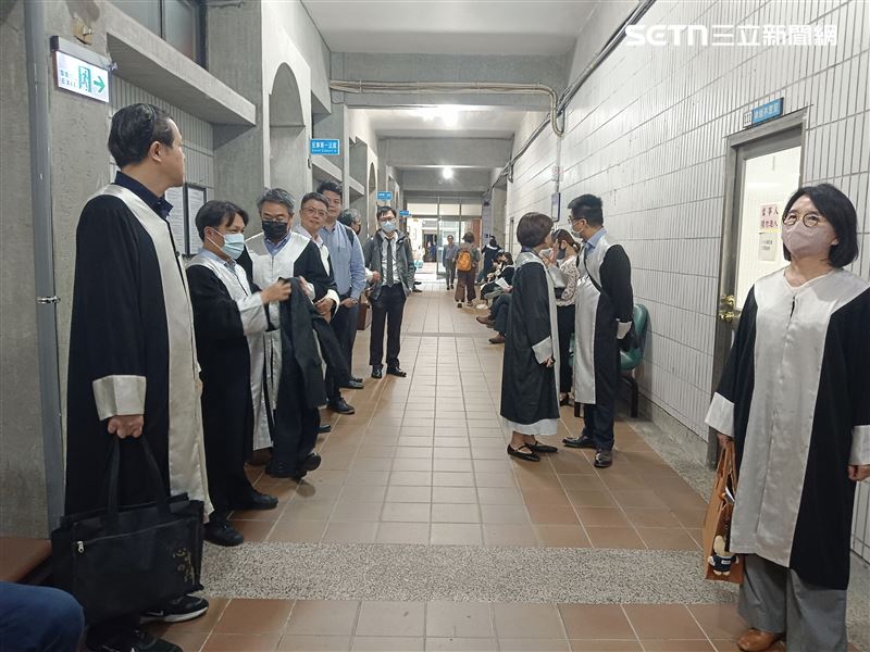 林女在法院大廳叫囂近一小時，現場十多名律師目睹暴行，質疑法警為何不當場逮捕，甚至法官在事後竟還清空旁聽席改為不公開審理，漠視暴力。（圖／翻攝畫面）