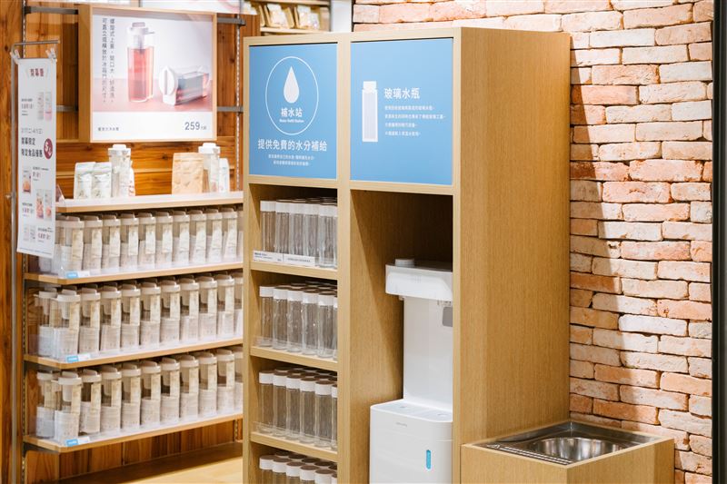 MUJI無印良品MITSUI OUTLET PARK台南門市提供免費「補水站｣服務。（圖／品牌業者提供）