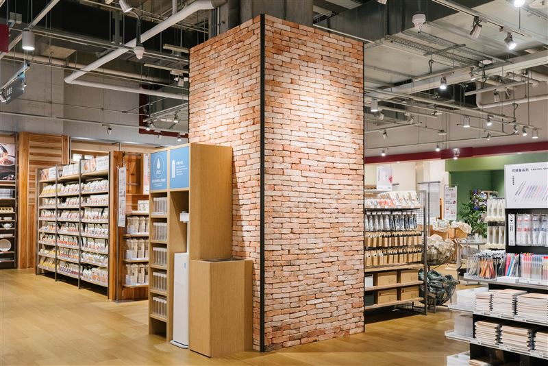 MUJI無印良品MITSUI OUTLET PARK台南門市將回收再利用的古磚融入牆面設計。（圖／品牌業者提供）