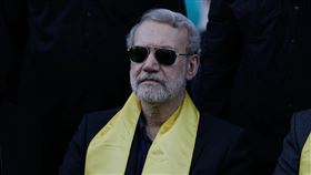 以色列防長17日宣稱已斬首伊朗國安會首長拉里賈尼，但伊朗官媒隨即在社群帳號曬出親筆信反駁。（圖／翻攝自X平台 @clashreport）