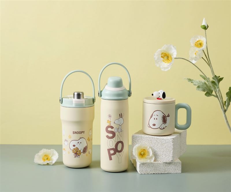 康寧餐具進駐MITSUI OUTLET PARK台南二期，開幕最大亮點之一，SNOOPY「花野拾光」與「旅行趣」雙系列花色杯瓶新品在門市首度亮相。（圖／品牌業者提供）