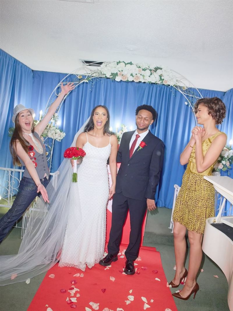 千黛亞（右）與艾拉娜海姆（左）現身本片的賭城一日婚禮活動，為婚禮新人獻上祝福（圖／翻攝自A24社群）