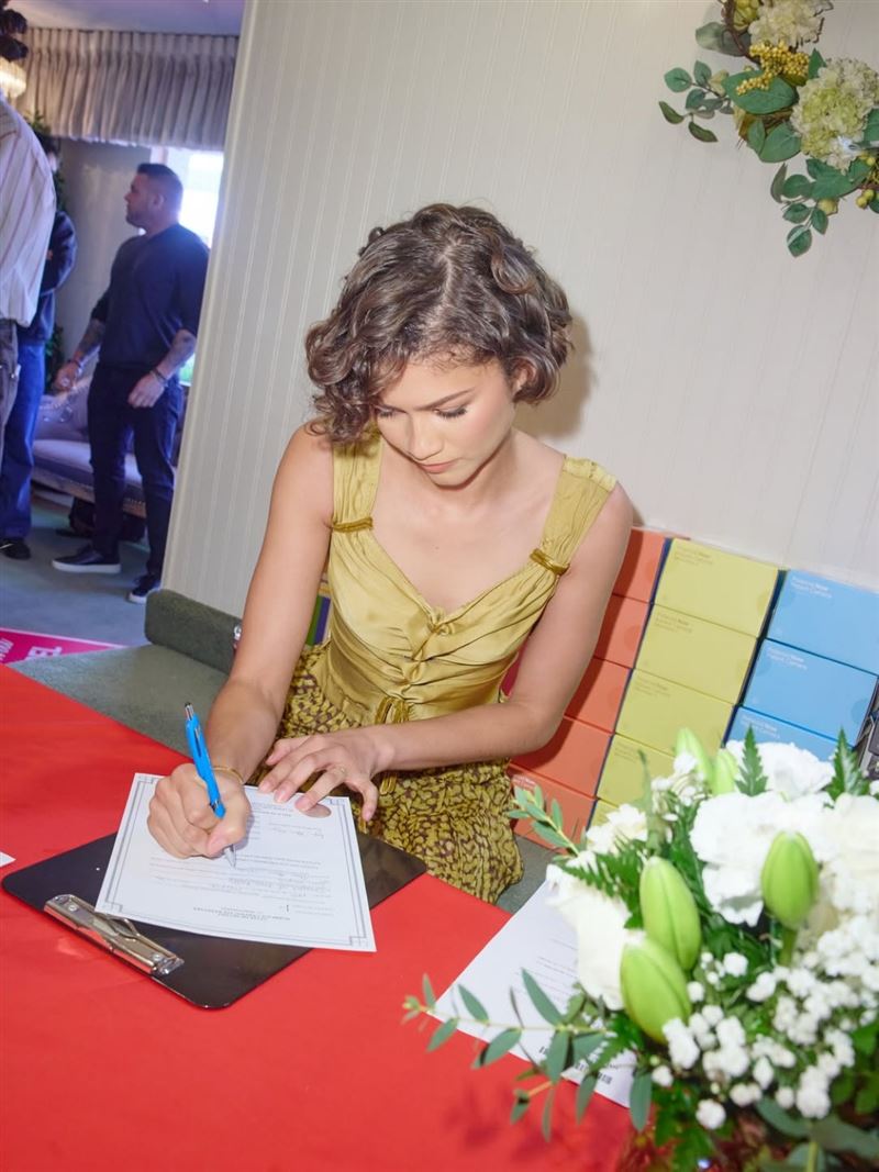 千黛亞成為婚禮活動上一對幸運新人的證婚人。（圖／翻攝自A24社群）