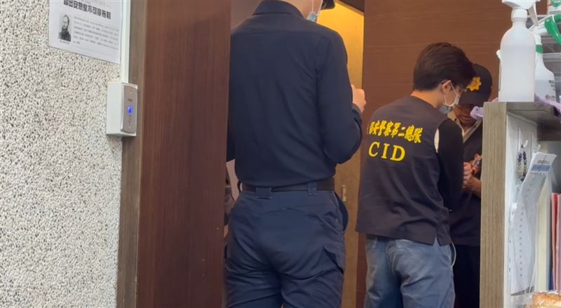 新竹地檢署檢察官到場釐清火警發生原因。（圖／翻攝畫面）