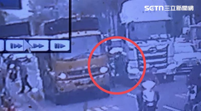時母親騎乘的機車正巧在兩台大車的中間，聯結車掃過瞬間母嬰瞬間倒地，現場血跡斑斑。(圖/翻攝畫面)
