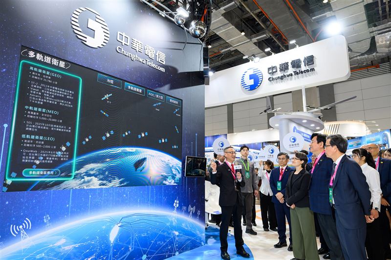 中華電信林榮賜總經理(右二)與中華電信企業客戶分公司張本元總經理(左一)，向蕭美琴副總統(右三)解說「多軌道衛星」，為政府與企業發展網路韌性的最佳後盾。（圖／電信業者提供）