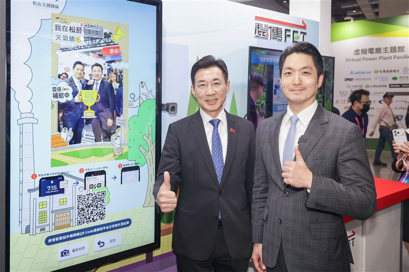 台北市長蔣萬安(右)、立法院副院長江啟臣(左)蒞臨遠傳2026智慧城市展。（圖／電信業者提供）
