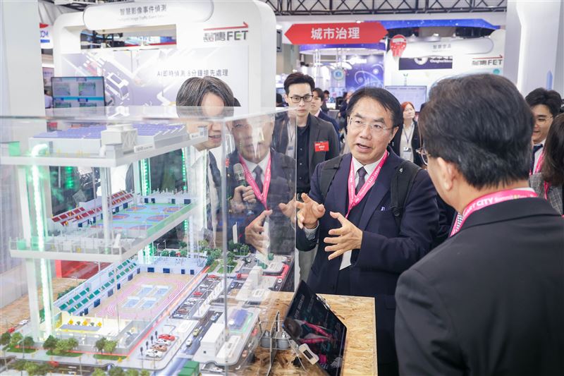 台南市長黃偉哲(中)參觀遠傳「淨零暨防災微電網」應用。（圖／電信業者提供）
