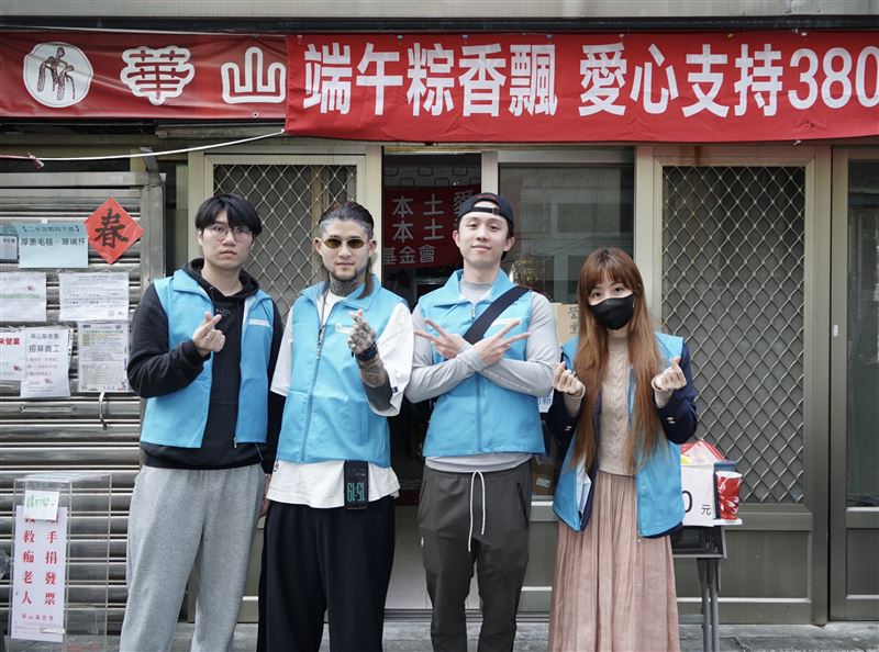 重讀天月（左二起）與孫安佐做公益。（圖／記者趙于瑩攝影）