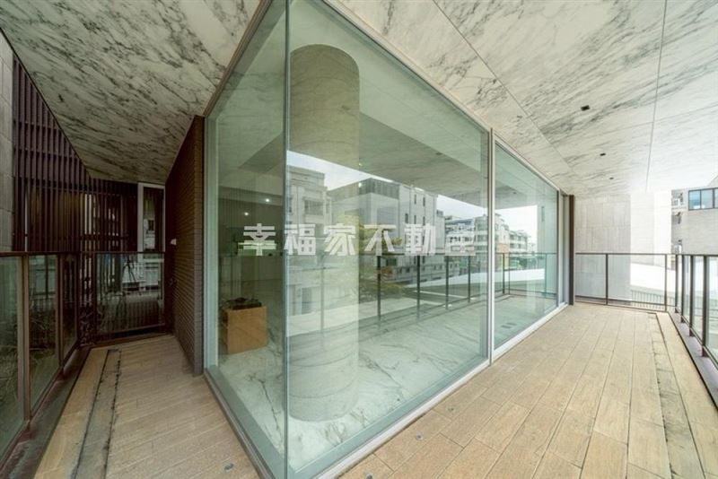 昔日斡旋客爆料，劉怡萱千億豪宅沒有瓦斯，只能用電磁爐，連浴室浴缸的包裝都沒有拆封。（圖／翻攝幸福家不動產官網）