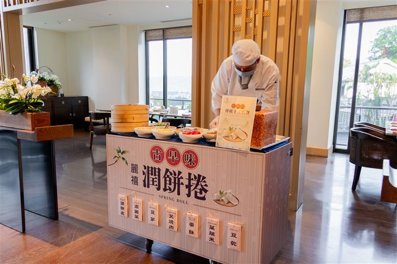 北投麗禧於清明連假期間，為住宿房客推出潤餅餐車，由師傅現點現做潤餅捲服務。（圖／飯店旅宿業者提供）