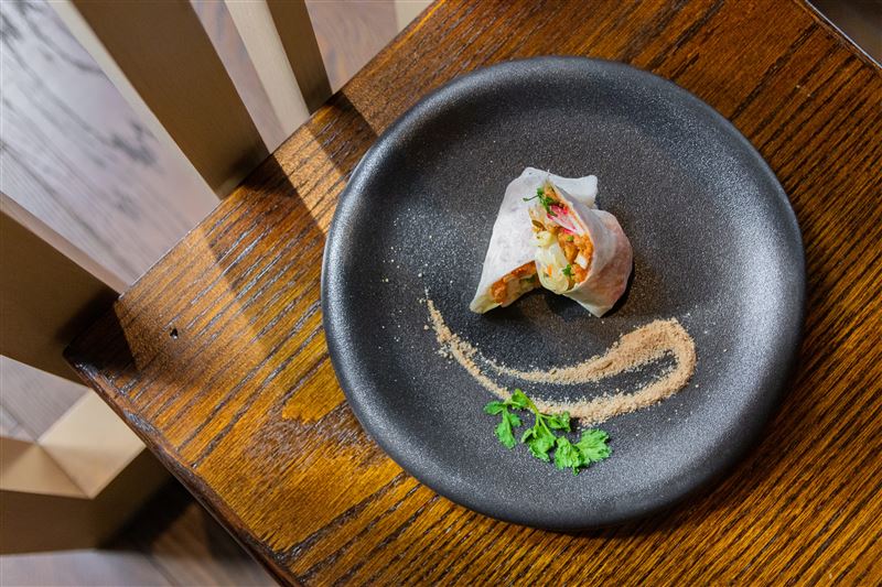 北投麗禧期間限定現做潤餅捲，每一口都能品嚐到豐富餡料與Q彈餅皮交織的美好滋味。（圖／飯店旅宿業者提供）