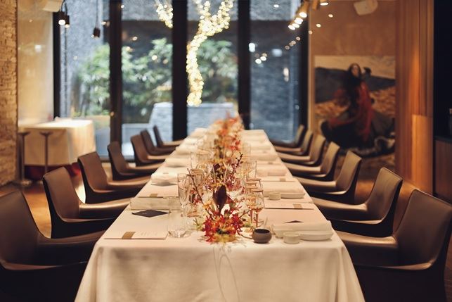 渥達尼斯磨坊空間設計一區延續西班牙本店百年磨坊的石牆風格，大片落地窗與室外完美連結。（圖／飯店旅宿業者提供）