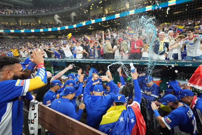 世界棒球經典賽4強戰委內瑞拉最後以4比2戰勝義大利，首度殺進經典賽冠軍戰，球員與觀眾一同慶祝。（圖／取自x.com/WBCBaseball）