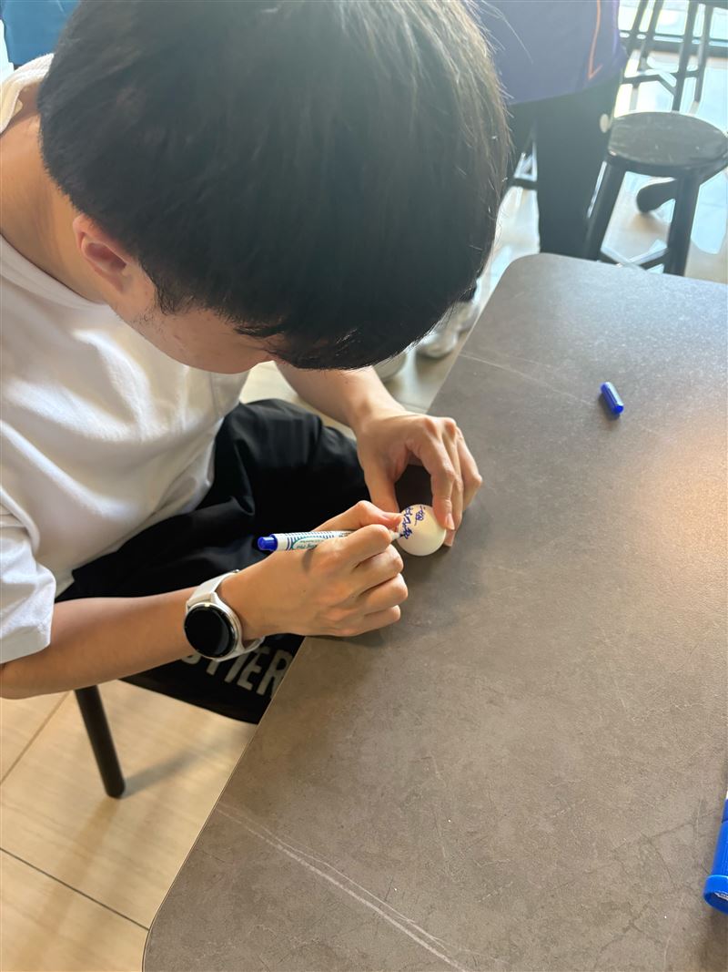 透過愛店的老闆娘娘，「國民金孫」林昀儒得知一名癌友是自己的粉絲，完成他的心願。（圖／讀者提供）