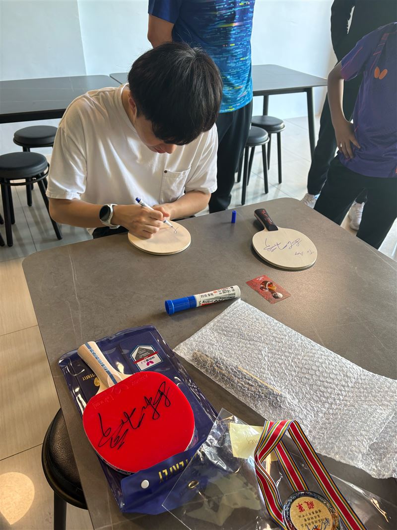 林昀儒不但送上簽名，還與癌友粉絲合影。（圖／讀者提供）