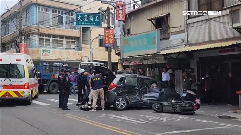 彰化員林17日下午發生驚險追逐戰，警方與海巡聯手圍捕毒犯，嫌犯的車險些衝進一家飲料店