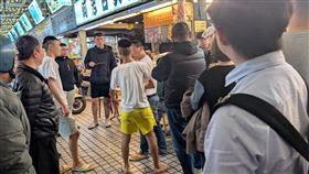 北市萬華區華西街郭家炒牛肉16日因機車禮讓問題發生打架糾紛。（圖／翻攝畫面）