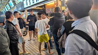 買飯打成團！華西街郭家炒牛肉前大打出手