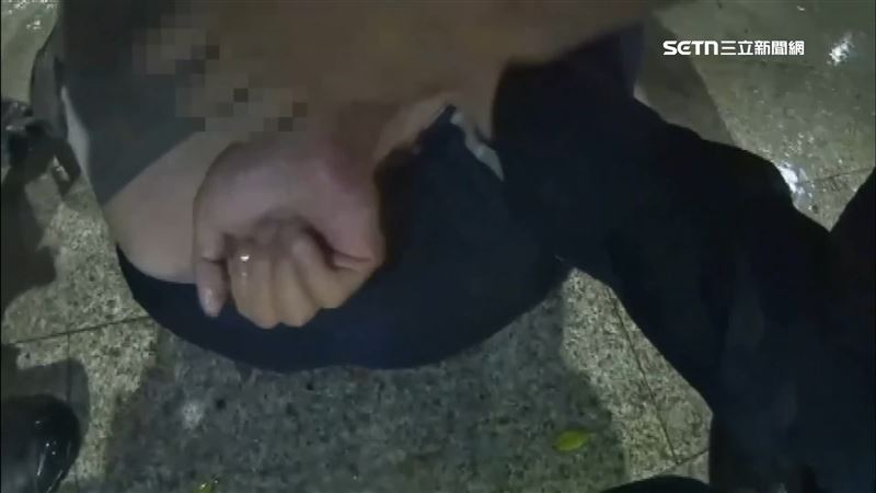 男子突然情緒激動，還攻擊員警，最終遭到壓制