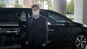 涉貪案勘驗筆錄　鄭文燦到庭前桃園市長鄭文燦（前）涉華亞科技園區土地開發貪污案，桃園地方法院23日開準備程序庭，勘驗證人筆錄。鄭文燦認為案中證人的證詞可信度有疑義。中央社記者葉臻攝　114年12月23日