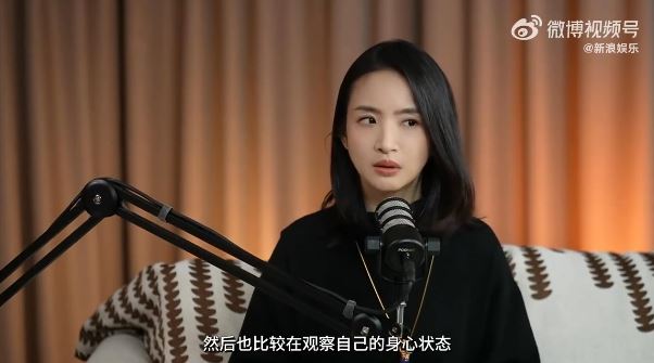 林依晨透露自己早年因長期熬夜拍戲與高壓工作，2009年被診斷出腦下垂體囊腫。（圖／翻攝自微博）