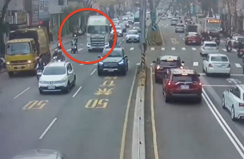 李女疑似要閃垃圾車，向左側切車道時遭到撞擊。（圖／翻攝畫面）