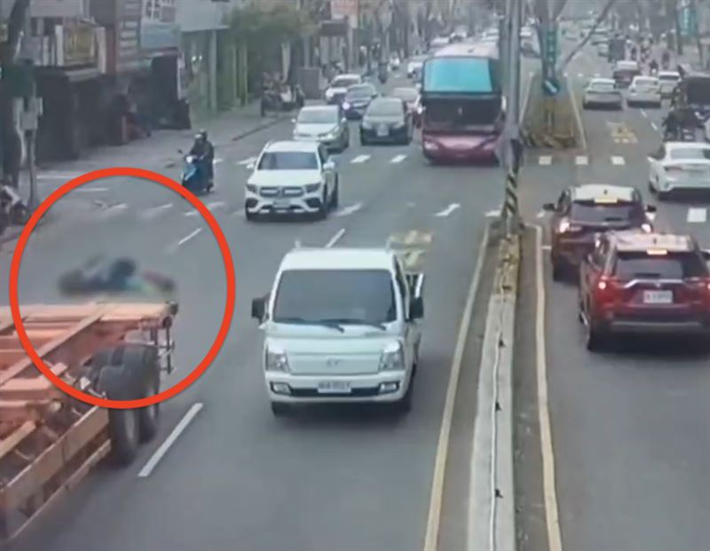 李姓婦人與女兒遭到聯結車輾過命危。（圖／翻攝畫面）