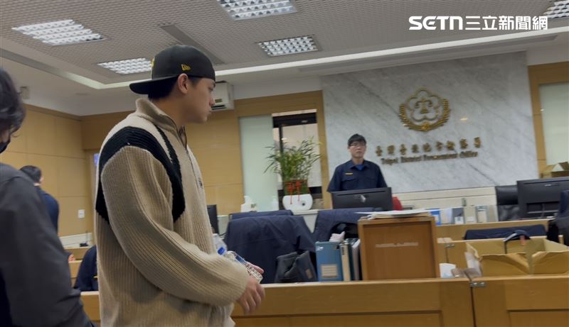 昶虹國際前董事長特助的兒子，疑被當人頭，在公司掛名當員工領薪，移送北檢複訊。（圖／記者楊佩琪攝）