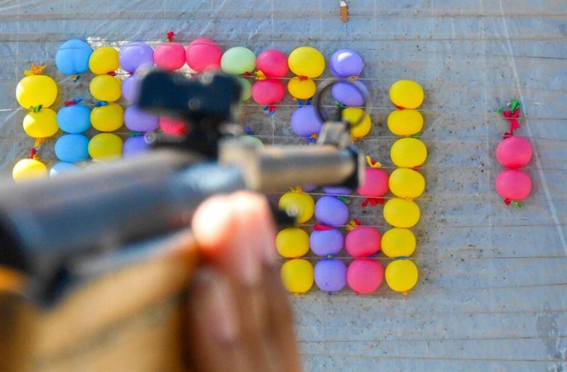 有誰會想到，在街頭擺設氣球射擊攤位謀生，竟被法院依「非法持有槍支罪」一審判處有期徒刑3年6個月。圖為示意圖，非新聞事件攤位。（圖／翻攝自維基百科）